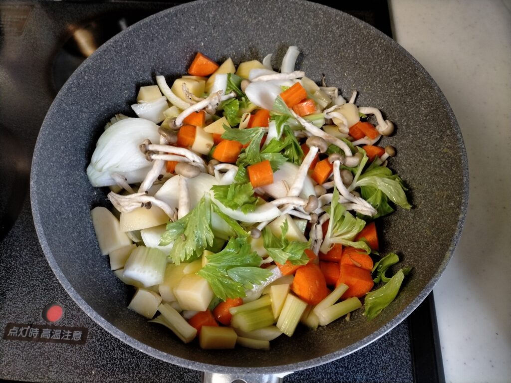 野菜を炒める